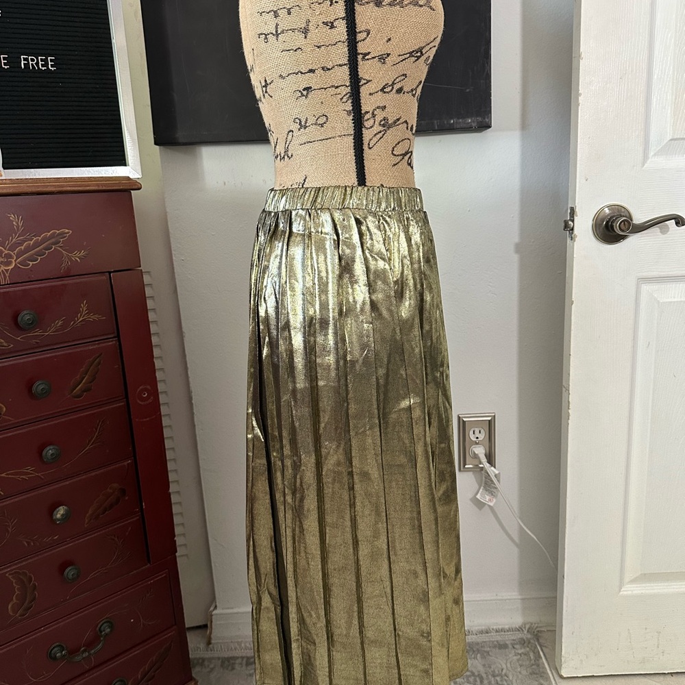 🆕Calligraphie Gold Metallic Pleated Skirt - Picture 11 of 16